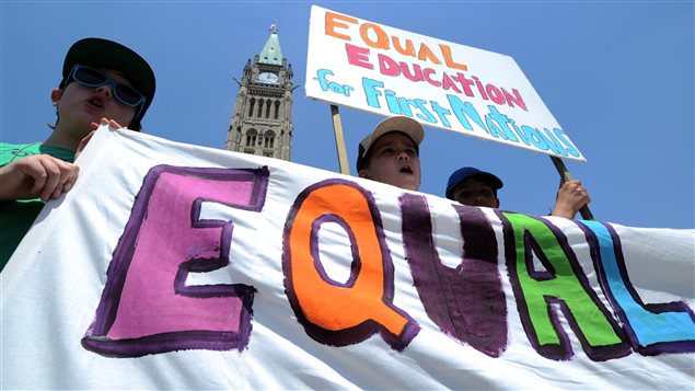 Une marche en faveur d’un accès égalitaire à l’école pour les enfants des Premières Nations. Colline du Parlement à Ottawa le lundi 11 Juin, de 2012