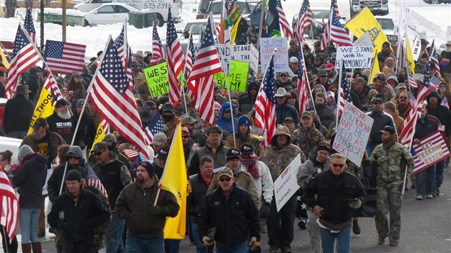 Manifestantes protestan contra la sentencia impuesta a dos rancheros de Oregón.