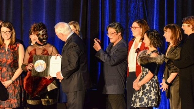  Iqaluit performer Laakkuluk Williamson Bathory accepts a $600,000 cheque as its share of the Arctic Inspiration Prize from Governor General David Johnston at a ceremony on Jan. 27, 2016, in Ottawa. Williamson Bathory is flanked by Nunavut artists, including director Zach Kunuk and singer Aaju Peter. (Arctic Inspiration Prize)