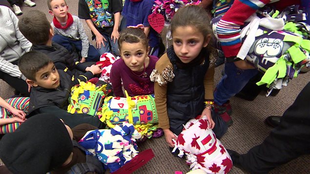 Des enfants syriens reçoivent des couvertures fabriquées à la main