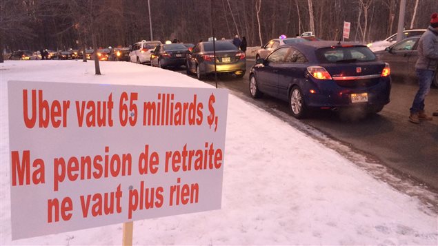 Les chauffeurs de taxi manifestent ce 28 janvier contre Uber à Québec.