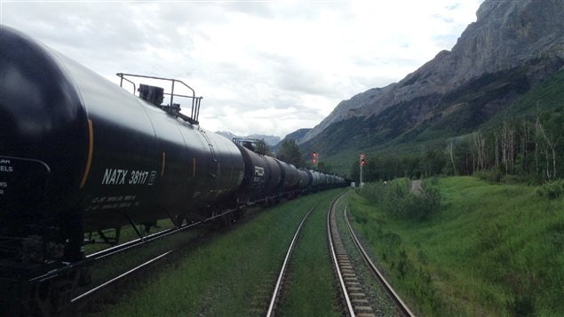 قطار ينقل نفطاً مستخرجاً من غرب كندا إلى ساحل مقاطعة بريتيش كولومبيا في أقصى غرب البلاد (أرشيف). 