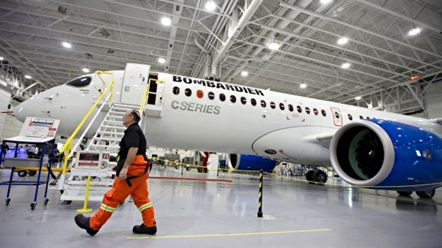 La conception et la construction de cet avion commercial pouvant transporter de 110 à 160 passagers ont jusqu’ici coûté plus de 5,4 milliards $ US. Après deux années de retard, les premières livraisons d’appareils ne sont prévues que l’an prochain. © CBC News