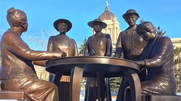 Cette statue de Nellie McClung et de quatre autres militantes qui ont lutté pour le droit de vote des femmes, surnommées les « Famous Five ».