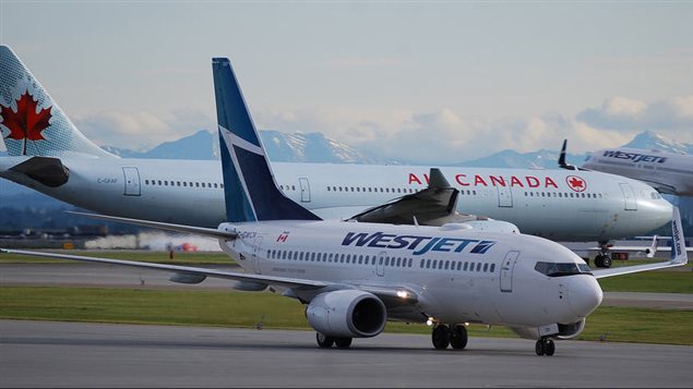 Deux avions sur les piste de l’aéroport de Vancouver. Photo : vancouverdealsblog