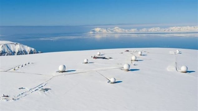 La station de réception sattelite Svalbard en Norvège réservée aux activités des entreprises comme celle où travail notre invité Rob Ayasse. Le Grand Nord est le nouveau carrefour mondial des activités d’espionnage et de renseignement des nations comme le Canada, la Russie ou la Norvège qui s’affrontent pour soutirer la plus grande influence possible, politiquement puis économiquement, sur toute la région du cercle polaire. Photo : Kongsberg Satellite Services