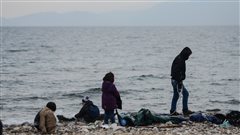 Des enfants migrants sur une plage en Turquie