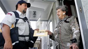 Une femme reçoit le questionnaire du recensement en 2006.