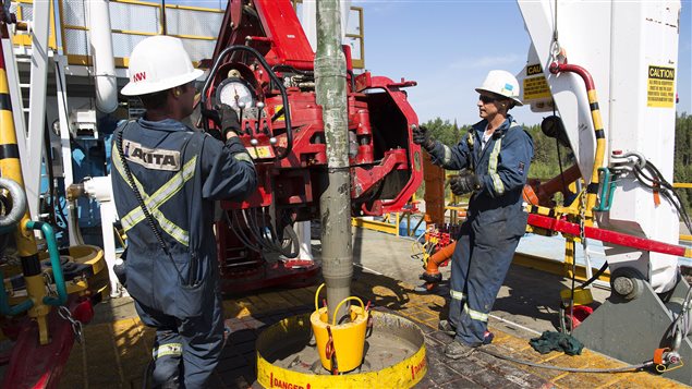 Des travailleurs de l’industrie pétrolière sur une exploitation de Cenovus, en Alberta