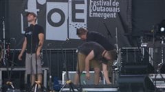 Des techniciens de son à l'oeuvre à l'occasion du Festival de l'Outaouais émergent (FOÉ), ce vendredi 5 septembre 2014. Des techniciens de son à l'oeuvre à l'occasion du Festival de l'Outaouais émergent (FOÉ), ce vendredi 5 septembre 2014.