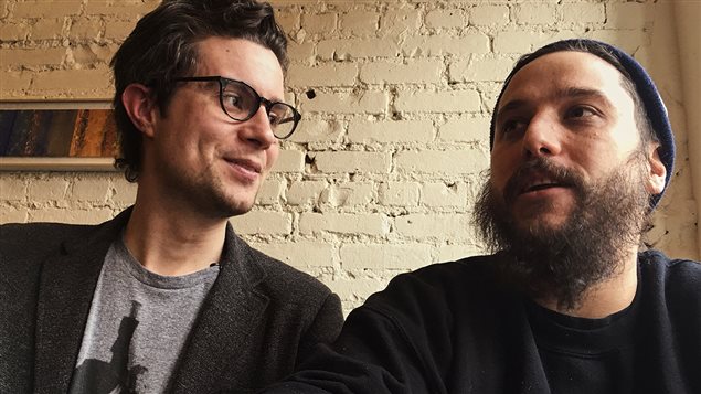 Caithrin Rintoul et Antonin Mousseau-Rivard discutent de l'utilité de l'application Provender pour les producteurs et les restaurateurs. Caithrin Rintoul et Antonin Mousseau-Rivard discutent de l'utilité de l'application Provender pour les producteurs et les restaurateurs.