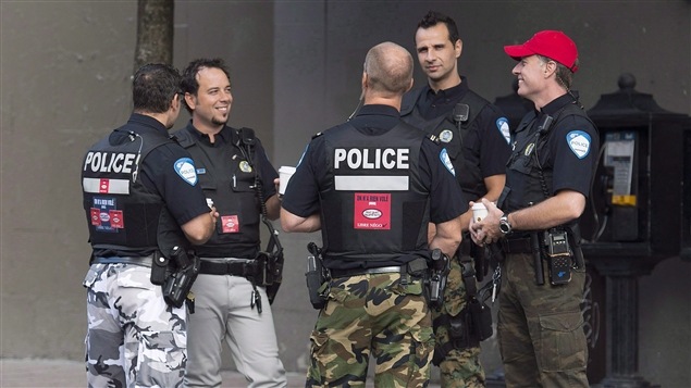 L'allure des agents du Service de police de la Ville de Montréal, qui altèrent leur uniforme comme moyen de pression, exprime bien le lien d'amour-haine que nous entretenons avec cette coutume vestimentaire. L'allure des agents du Service de police de la Ville de Montréal, qui altèrent leur uniforme comme moyen de pression, exprime bien le lien d'amour-haine que nous entretenons avec cette coutume vestimentaire.