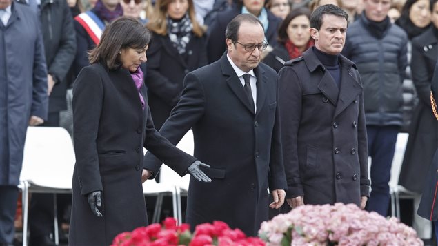 El presidente francés François Hollande acompañado por la alcaldesa Anne Hidalgoy del Prime ministro Manuel Valls, rinden homenaje a las víctimas de los atentados de París. 