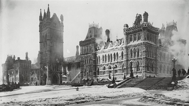 Le parlement du Canada incendié le 3 février 1916. Le parlement du Canada incendié le 3 février 1916.