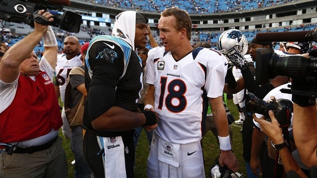 Cam Newton, des Panthers de la Caroline, parle à Peyton Manning, des Broncos de Denver. Cam Newton, des Panthers de la Caroline, parle à Peyton Manning, des Broncos de Denver.