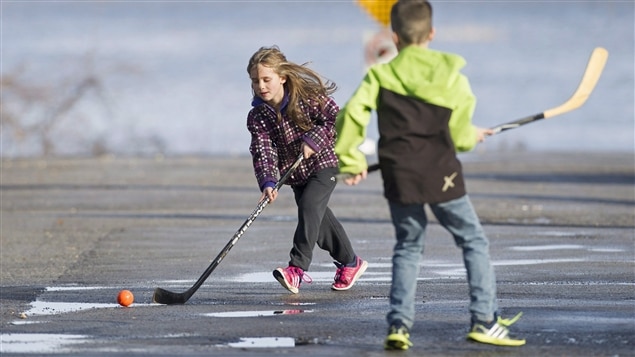 L'hiver est particulièrement doux dans plusieurs régions du monde. Ici : des enfants jouaient encore en espadrilles dans les rues de Vaudreuil-Dorion le 24 décembre. L'hiver est particulièrement doux dans plusieurs régions du monde. Ici : des enfants jouaient encore en espadrilles dans les rues de Vaudreuil-Dorion le 24 décembre.