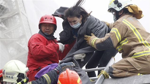 Los socorristas multiplican sus esfuerzos para auxiliar a los sobrevivientes del temblor de Taiwán.