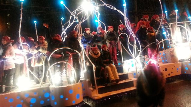 Un char lors du premier défilé de nuit du 62e Carnaval de Québec