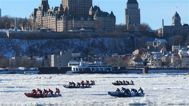Il y avait encore beaucoup de glace sur le fleuve Saint-Laurent lors de la course en canot du 62e Carnaval de Québec lundi de cette semaine.
