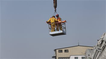 地震发生第二天,一名42岁妇女从废墟中被救出。