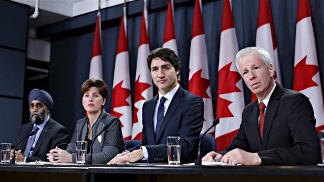 Le premier ministre Justin Trudeau (deuxième à partir de la droite), entouré du ministre de la Défense Harjit Sajjan, la ministre du Développement international Marie-Claude Bibeau et du ministre des Affaires étrangères Stéphane Dion