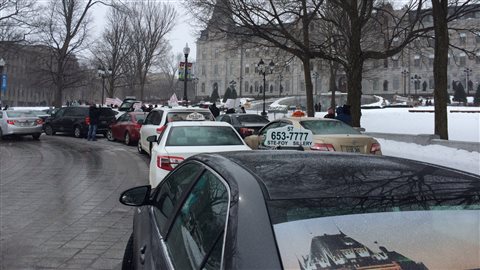 Les chauffeurs de taxi manifestent devant l’Assemblée nationale contre le service Uber.