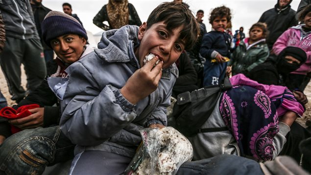 Sirios que huyen de Alep, encontraron refugio en al campo Bab Al-Salama, cerca de Azaz, a proximidad de la frontera turca. 