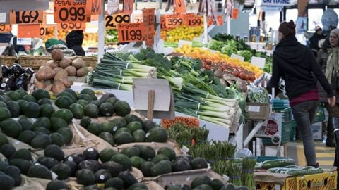 Des étals de fruits et de légume au célèbre marché Jean-Talon à Montréal. Photo: Paul Chiasson La Presse canadienne