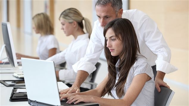 Jeune femme dans un bureau.