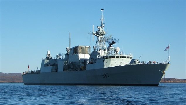 Fragata canadiense NCMS Fredericton.