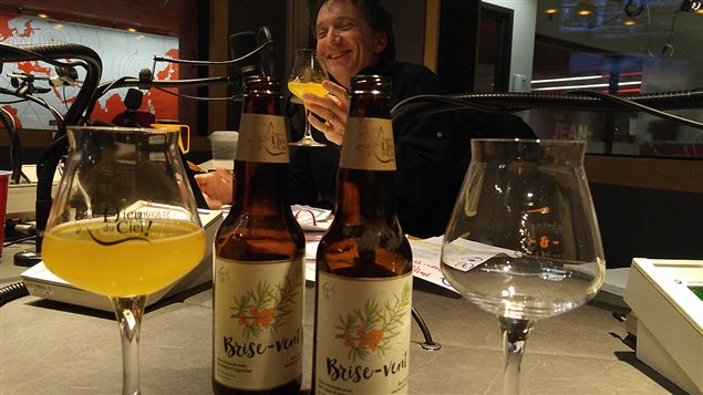 Francis Reddy déguste la nouvelle bière Brise-Vent Francis Reddy déguste la nouvelle bière Brise-Vent