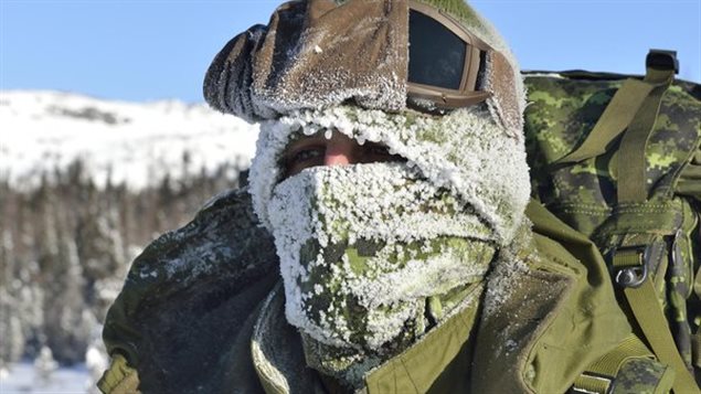 Soldados en entrenamiento durante el frío intenso.