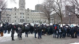 Des acériculteurs furieux contre le rapport Gagné manifestent devant l’Assemblée nationale.