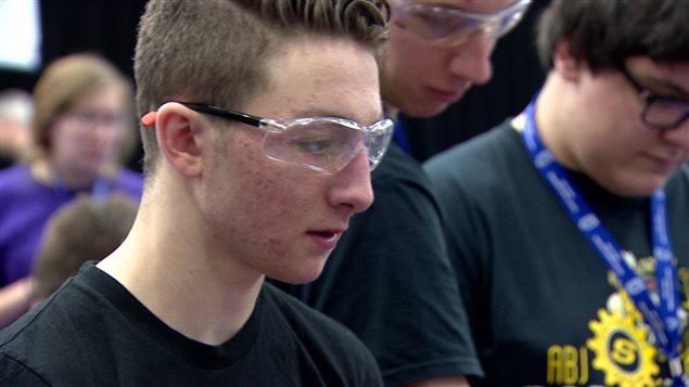 Des participants au 5e championnat albertain de robotique VEX.