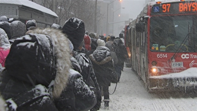 Des usagers d’OC Transpo ont attendu plusieurs heures avant de pouvoir prendre un autobus mardi, lors de la tempête de neige.