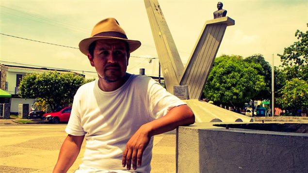 Diego Briceño, director del documental, en la Plaza Camilo Restrepo en Barrancabermeja en Santander