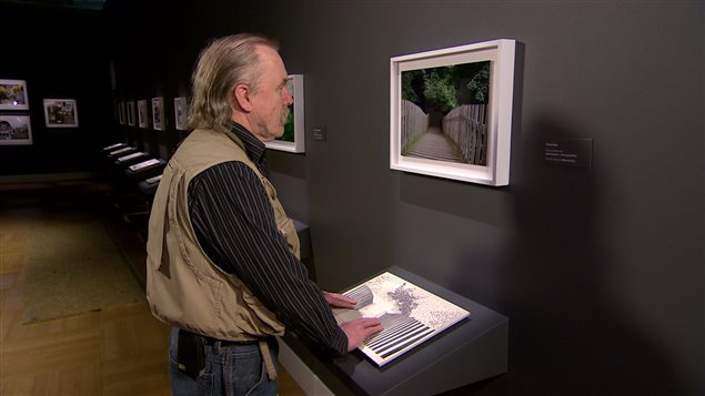 Pete Haertel admire une oeuvre à l’exposition «Au-delà du regard»