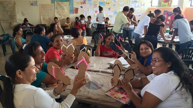 Grupo de mujeres participantes al proyecto Luna de Monte Sinaí ganador de la cumbre SLASummit en Guayaquil, Ecuador 