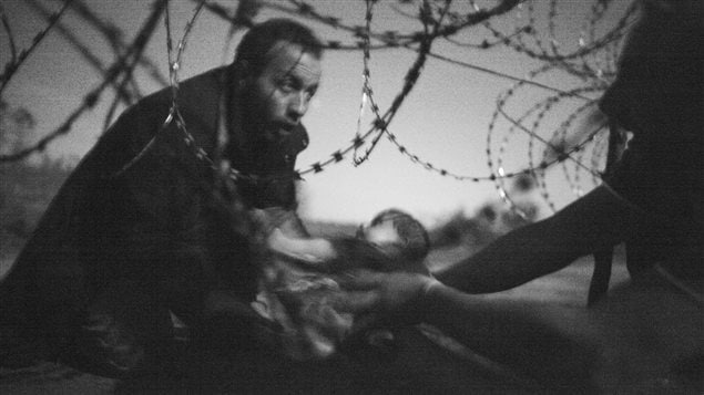 La photo « Espoir d’une nouvelle vie », de Warren Richardson, Premier prix du prestigieux concours de photojournalisme World Press Photo
