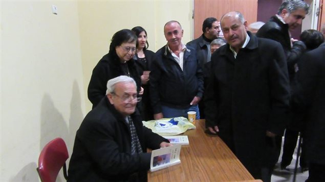 الروائي والشاعر الفلسطيني الكندي الدكتور سميح مسعود يوقع نسخة من الجزء الثاني من كتاب "حيفا... بُرقة – البحث عن الجذور" في أمسية إشهار نتاجه الجديد في مركز محمود درويش الثقافي في الناصرة في 22 كانون الثاني (يناير) الفائت.