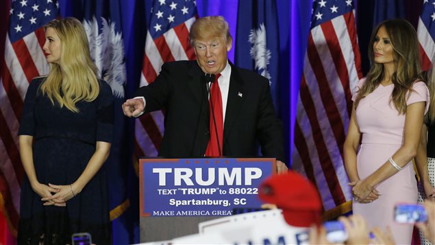 Donald Trump rodeado por su hija y su esposa. 
