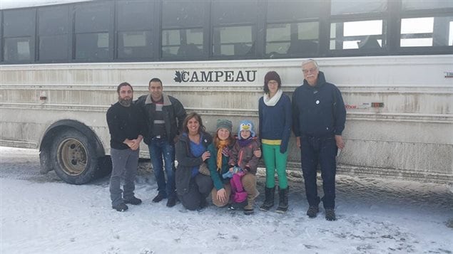 Un groupe de citoyens de La Petite-Nation s'est rendu à Montréal, ce dimanche, pour accueillir deux familles syriennes qu'ils parrainent. La communauté s'est mobilisée pour leur trouver un toit et organiser leur arrivée. Un groupe de citoyens de La Petite-Nation s'est rendu à Montréal, ce dimanche, pour accueillir deux familles syriennes qu'ils parrainent. La communauté s'est mobilisée pour leur trouver un toit et organiser leur arrivée.
