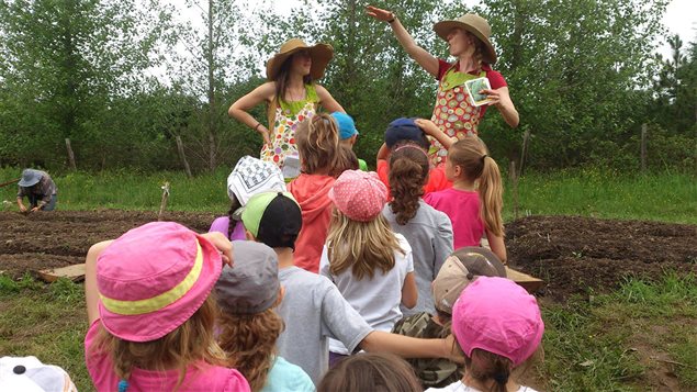 Atelier dans un jardin avec des animatrices de Croquarium Atelier dans un jardin avec des animatrices de Croquarium