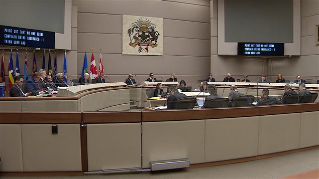 Les membres du conseil municipal de Calgary votent la réglementation des services de covoiturage urbain comme Uber, le 22 février 2016.