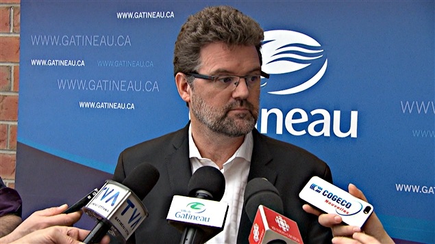 Le maire de Gatineau, Maxime Pedneaud-Jobin, en mêlée de presse. (24-03-16) Le maire de Gatineau, Maxime Pedneaud-Jobin, en mêlée de presse. (24-03-16)