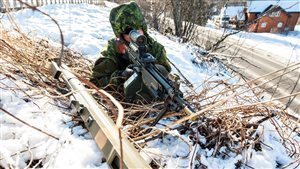 Pte Guillaume Couture, C Company 3 R22eR, maintains a defensive position during Exercise COLD RESPONSE 2014 near Sjøvegan, Norway on March 18, 2014.