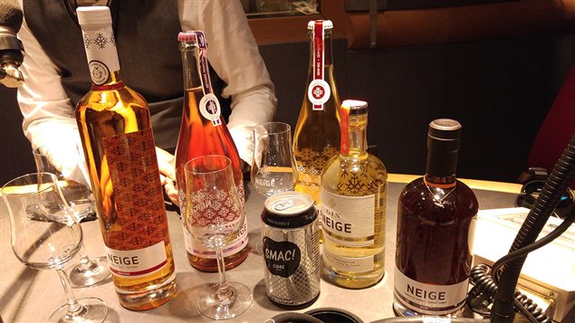 Les cidres apportés en studio par François Pouliot, producteur du cidre de glace Neige Les cidres apportés en studio par François Pouliot, producteur du cidre de glace Neige