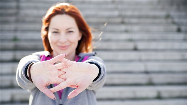 Une femme s'étire. Une femme s'étire.