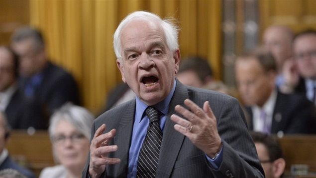 Le ministre de l’Immigration, des Réfugiés et de la Citoyenneté, John McCallum, a déposé un projet de loi pour annuler les clauses controversées conservatrices.Photo: Adrian Wyld La Presse canadienne