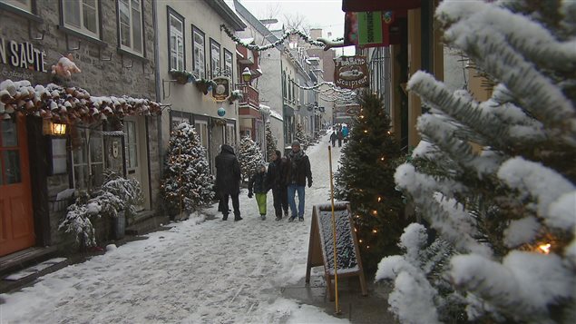 Des gens marches dans les rues du vieux Québec     Photo : ICI Radio-Canada